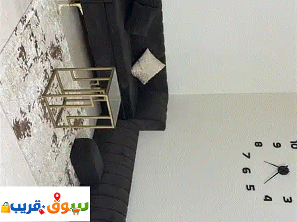 فرصة لا تُعوّض: طقم كنب فاخر لـ 9 أشخاص وجلسة ضهر مريحة + 3 طاولات ومخاد + مستلزمات وألعاب أطفال متنوعة!