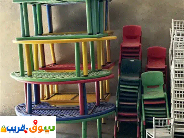 موجود 50 كرسي كبير معدن + كراسي صغيرة بالطاولات