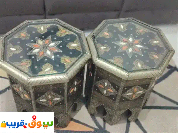 طاولتين تطريز يدوي بحالة ممتازة (كسر صغير في...