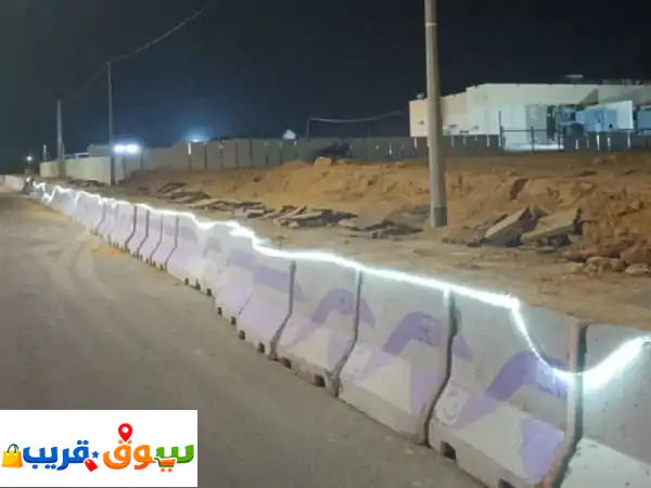 متوفر للبيع حواجز خرسانية مستعملة نظيفة 1*85 دهان...