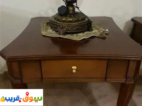 يوجد ساعة حائط وبعض الأغراض تحف وابوجورات للبيع مبيعات