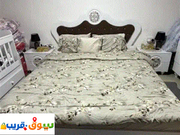للبيع غرفة نوم نظيفة سرير وتسريحة ومرايا وخزانة...