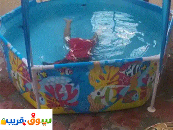 مسبح للبيع مع عدة تنظيف، استخدام شهرين فقط.