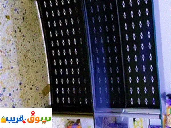 طاولة مكتب للبيع قزاز لون أسود لميع فخمة ومرتبه...