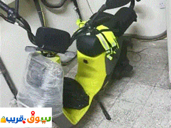 سكوتر بحالة جيده واستعمال خفيف ومعه خوذه وحزام سيفتي وشاحن و2 مفتاح وفاتورة المبيع بتاعته